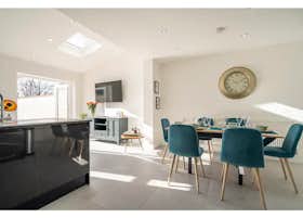 Дом сдается в аренду за 4 470 € в месяц в Nuneaton, Birmingham Road