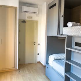 Mehrbettzimmer zu mieten für 981 € pro Monat in Barcelona, Via Augusta