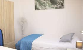 Отдельная комната сдается в аренду за 290 € в месяц в Moncada, Calle de la Virgen de los Dolores