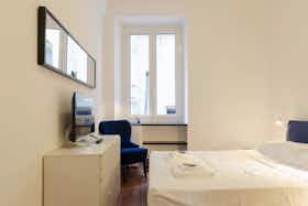 Apartment for rent for €3,000 per month in Genoa, Vico degli Indoratori