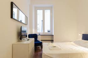 Appartement te huur voor € 3.000 per maand in Genoa, Vico degli Indoratori
