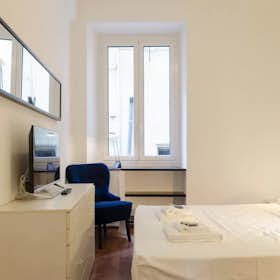 Appartement te huur voor € 3.000 per maand in Genoa, Vico degli Indoratori