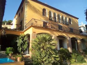 房源 正在以 €11,500 的月租出租，其位于 Caldes d'Estrac, Carrer del Mig