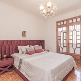 Private room for rent for €900 per month in Odivelas, Rua Santo Estevão