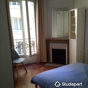 Private room for rent for €837 per month in Paris, Rue Roli