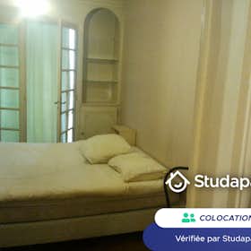 Private room for rent for €877 per month in Paris, Avenue de Versailles