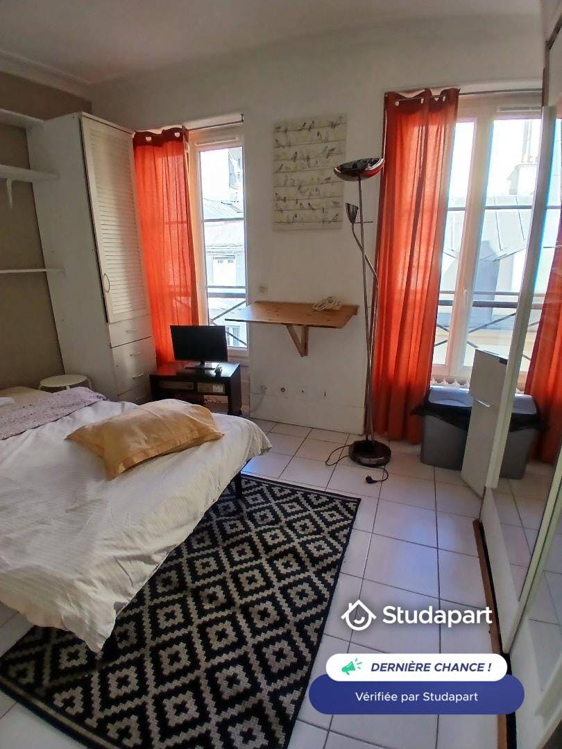 Apartment for rent for €1,043 per month in Paris, Rue Jean-Jacques Rousseau