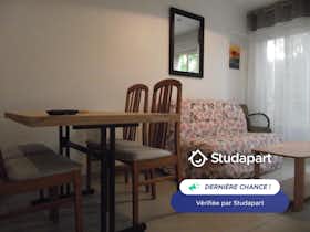 Appartement te huur voor € 680 per maand in La Rochelle, Rue Alfred de Musset