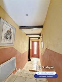 Apartament de închiriat pentru 650 EUR pe lună în L’Isle-sur-la-Sorgue, Rue Michelet