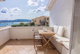公寓 正在以 €1,000 的月租出租，其位于 Arzachena, Via Isola Molara 8