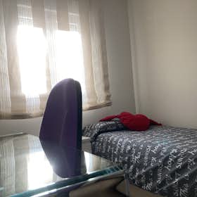 Отдельная комната сдается в аренду за 500 € в месяц в Málaga, Calle de Antígona