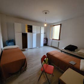 Mehrbettzimmer zu mieten für 300 € pro Monat in Florence, Via di Mezzo