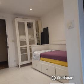 Apartment for rent for €1,195 per month in Paris, Quai Voltaire