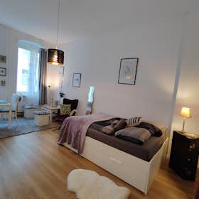 Apartment for rent for €1,350 per month in Berlin, Emdener Straße