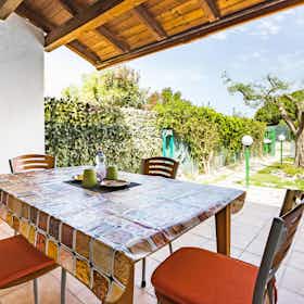 Квартира сдается в аренду за 1 200 € в месяц в Quartu Sant'Elena, Via Serchio