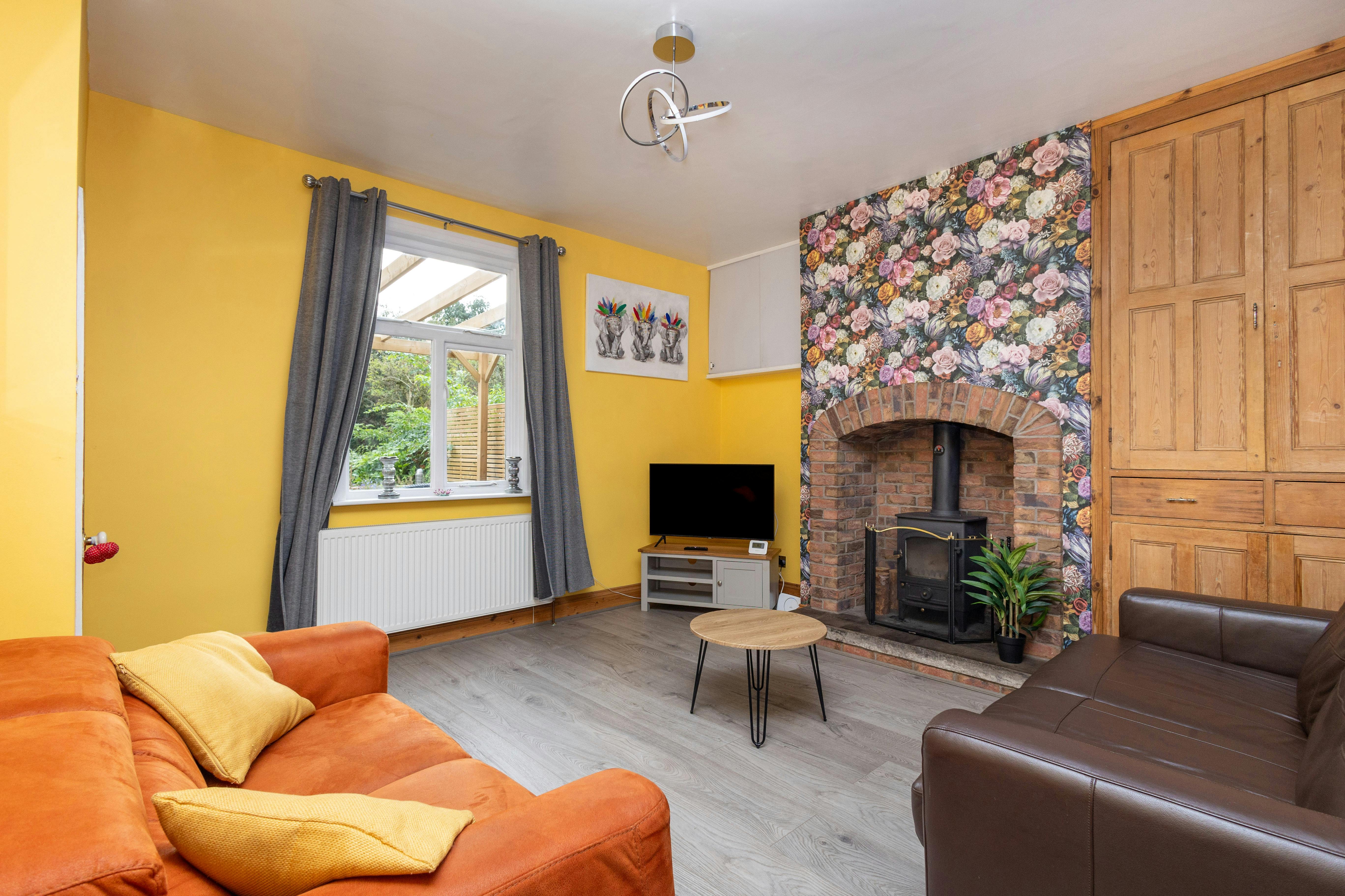 House for rent for £3,100 per month in Wakefield, Calder Row