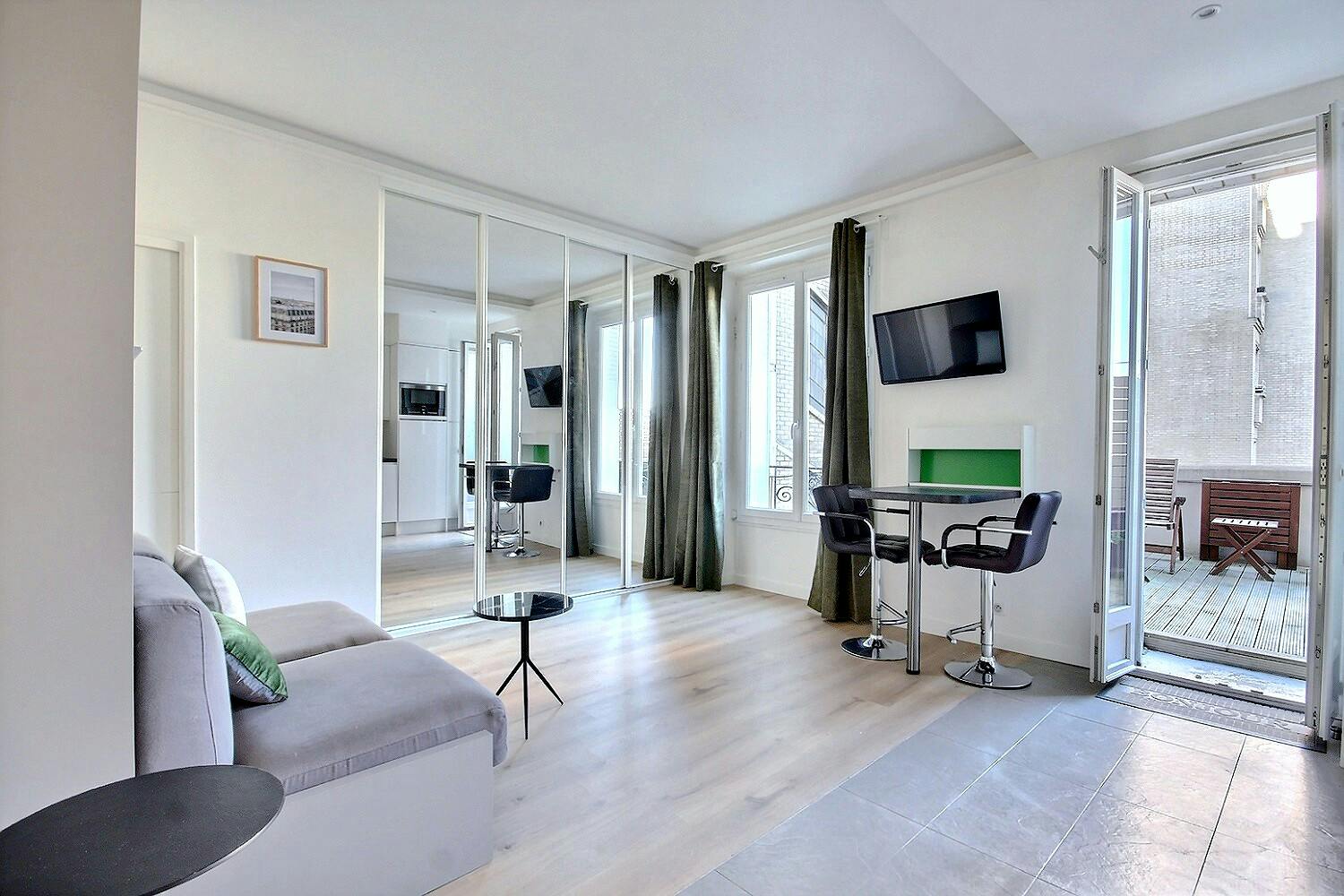 Studio à louer pour 1 378 €/mois à Paris, Rue du Mont-Cenis