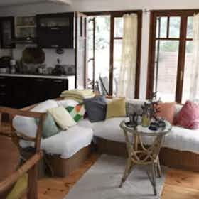 公寓 正在以 €830 的月租出租，其位于 Vári, Filias