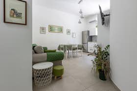 公寓 正在以 €1,400 的月租出租，其位于 Cagliari, Via Efisio Marini