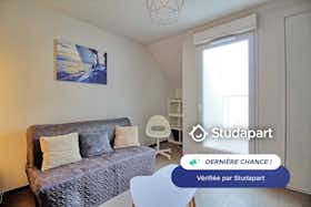 Appartement te huur voor € 687 per maand in La Rochelle, Rue Alfred Kastler