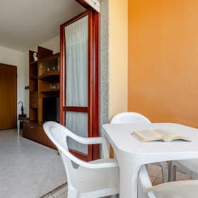 Mieszkanie do wynajęcia za 1350 € miesięcznie w mieście Quartu Sant'Elena, Via Monaco