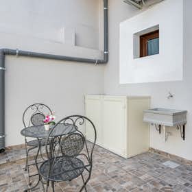 Appartement for rent for 1 300 € per month in Quartucciu, Via Nazionale