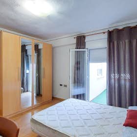 Private room for rent for €375 per month in Valencia, Avinguda Doctor Peset Aleixandre