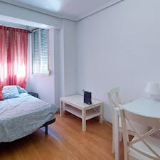 WG-Zimmer for rent for 300 € per month in Valencia, Avinguda Doctor Peset Aleixandre
