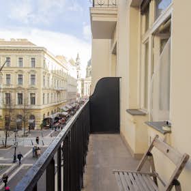 Apartment for rent for €1,400 per month in Budapest, Október 6. utca
