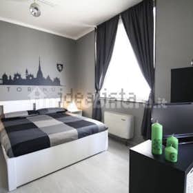 Studio for rent for €1,450 per month in Turin, Via Nizza