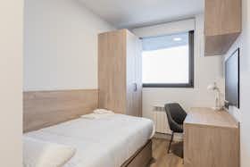 私人房间 正在以 €782 的月租出租，其位于 Santander, Avenida del Cardenal Herrera Oria