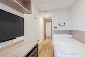 私人房间 正在以 €806 的月租出租，其位于 Santander, Avenida del Cardenal Herrera Oria
