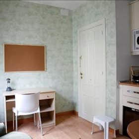 Studio for rent for €850 per month in Madrid, Avenida de la Reina Victoria