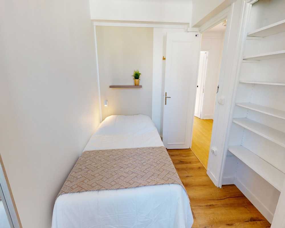 Private room for rent for €1,030 per month in Paris, Rue de Saussure