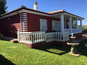 House for rent for €2,250 per month in Huelves, Calle Boleo