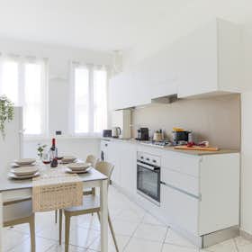 Apartment for rent for €2,600 per month in Milan, Via Bergamo
