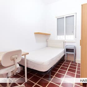 Private room for rent for €495 per month in Sevilla, Avenida Reina Mercedes
