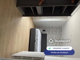 Appartement te huur voor € 725 per maand in Lorient, Rue Mancel