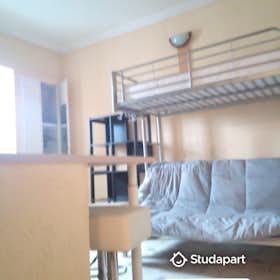 Apartment for rent for €405 per month in Saint-Étienne, Avenue de la Libération