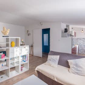 Studio for rent for €1,080 per month in Nîmes, Rue de la Maison Carrée