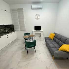 Apartment for rent for €1,450 per month in Madrid, Avenida de la Ciudad de Barcelona