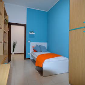 Отдельная комната сдается в аренду за 450 € в месяц в Modena, Via Marzabotto