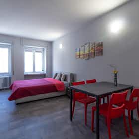 Appartement te huur voor € 1.350 per maand in Lecco, Corso Martiri della Liberazione