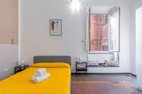 Apartment for rent for €1,350 per month in Genoa, Vico della Croce Bianca