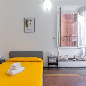 Apartment for rent for €1,350 per month in Genoa, Vico della Croce Bianca