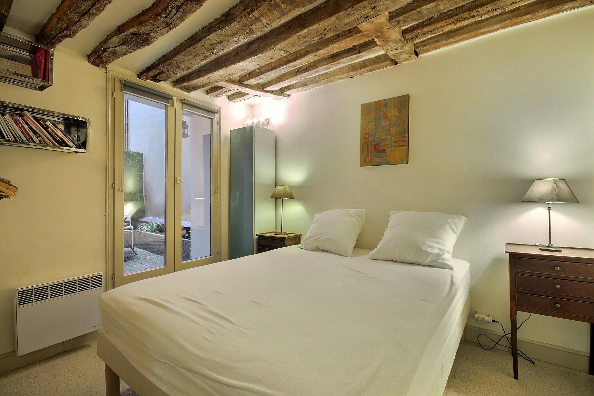 Apartment for rent for €2,051 per month in Paris, Rue Saint-Martin