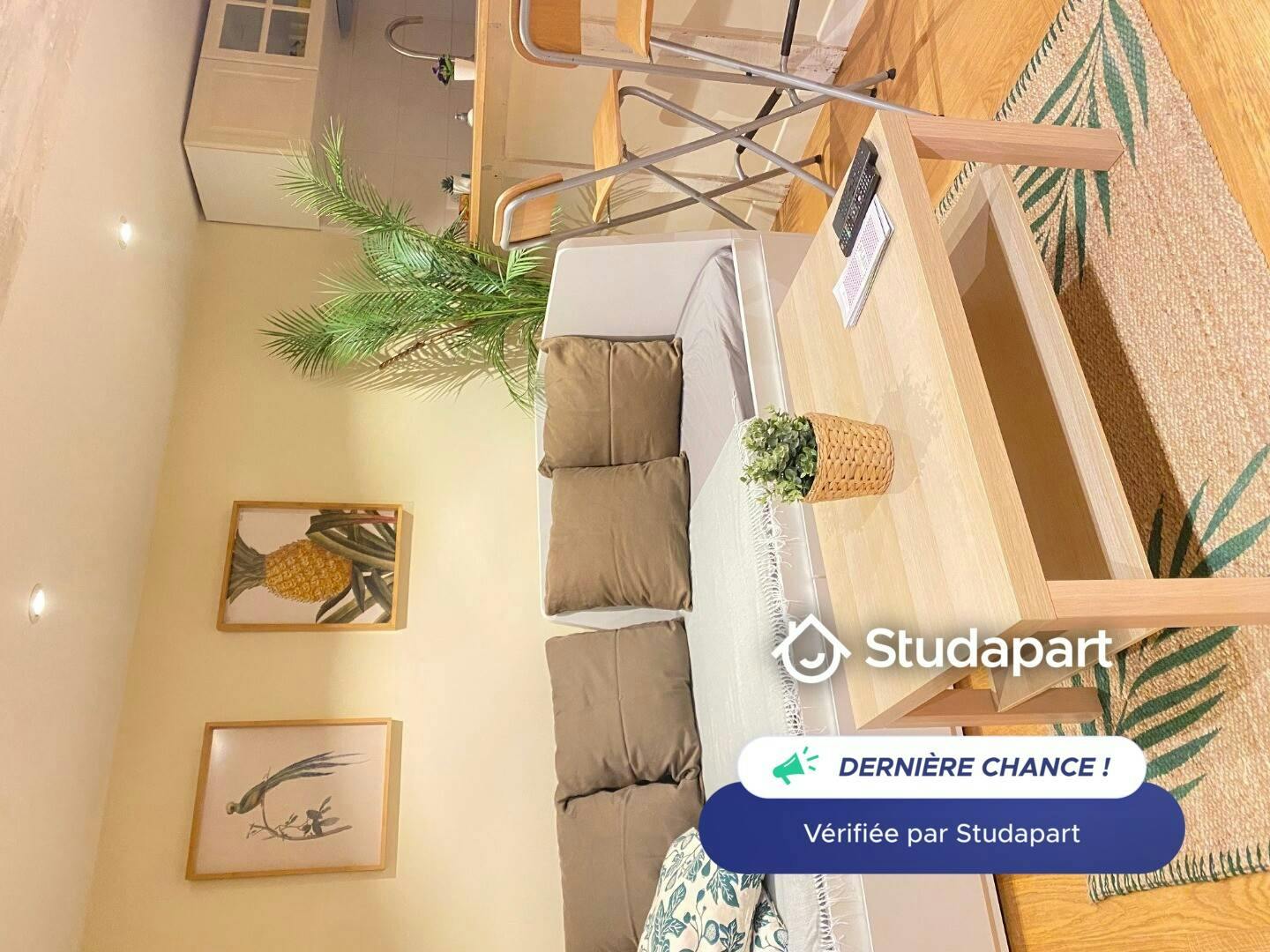 Apartment for rent for €1,400 per month in Versailles, Rue de la Paroisse
