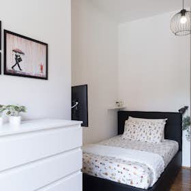 Private room for rent for €720 per month in Milan, Via Emilio Faà Di Bruno