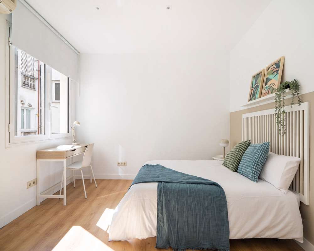 Private room for rent for €920 per month in Madrid, Calle Alcalá