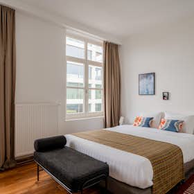 Apartment for rent for €1,950 per month in Antwerpen, Van Ertbornstraat